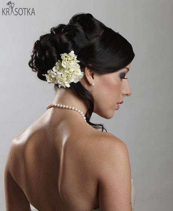Свадебные прически с распущенными волосами: варианты локонов на свадьбу с фатой и челкой - Мир Моды